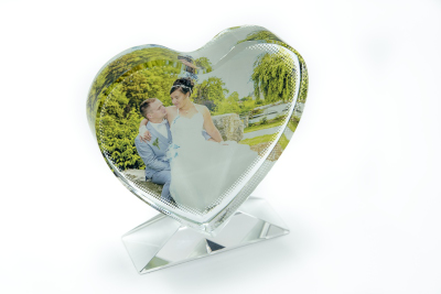 Cadre personnalisable en cristal en forme cœur avec socle